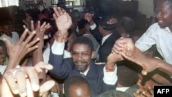  Selebrayon piblik pou Emmanuel "Manno" Charlemagne (nan mitan) le 4 out 1995, jou li te prete sèman kòm majistra kominal Pòtoprens. Eleksyon an te dewoule le 25 jen 1995.