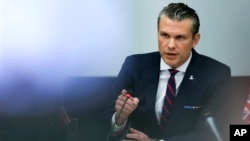 El secretario de defensa de EEUU Pete Hegseth habla en la sede de la OTAN, en Bruselas, Bélgica, el 12 de febrero de 2025.