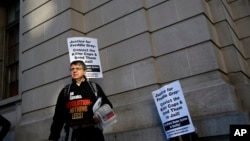 Devant le palais de justice à Baltimore lors des délibérations sur le cas de William Porter, l'un des six policiers inculpés dans le cadre de la mort de Freddie Gray, le 15 décembre 2015. (Photo AP)