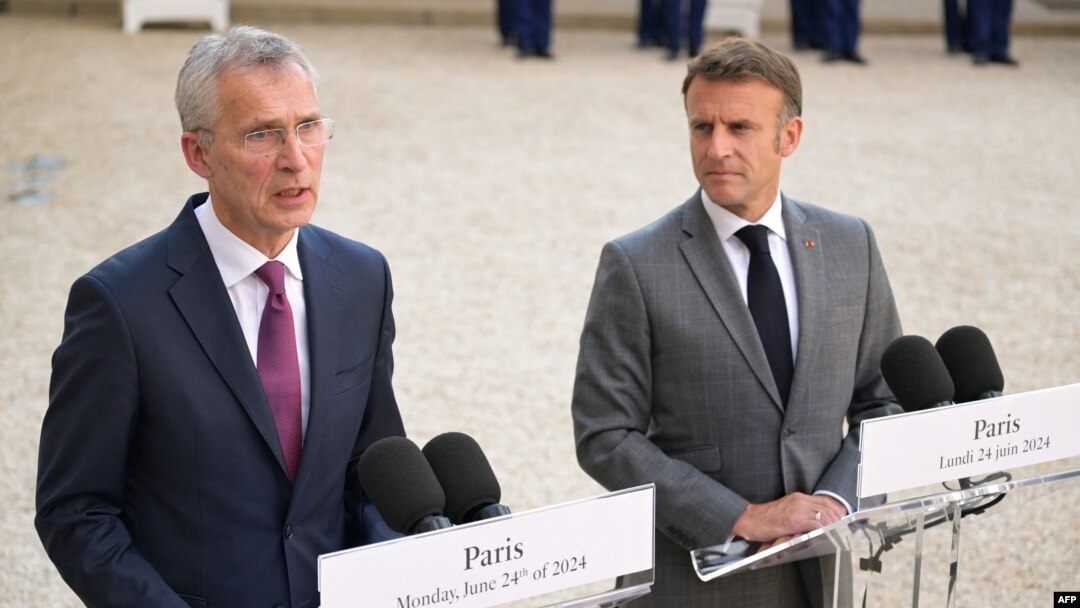 Sekjen NATO Jens Stoltenberg (kiri) berbicara di samping Presiden Prancis Emmanuel Macron sebelum pertemuan keduanya di Istana Elysee di Paris, hari Senin 24 Juni 2024.