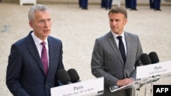 Sekjen NATO Jens Stoltenberg (kiri) berbicara di samping Presiden Prancis Emmanuel Macron sebelum pertemuan keduanya di Istana Elysee di Paris, hari Senin 24 Juni 2024.
