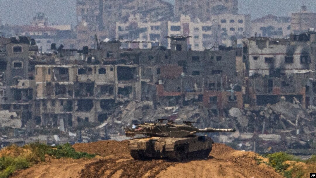 Soldados israelíes en un tanque en una posición en la frontera con la Franja de Gaza, en el sur de Israel, el 19 de marzo de 2024.