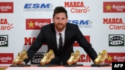 L'attaquant argentin de Barcelone Lionel Messi avec ses quatre Souliers d'Or lors de la remise du prix de 2017 à l'Estrella Damm d'Antigua Fabrica, Barcelone, 24 novembre 2017