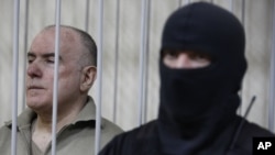 Bị can Olexiy Pukach (trái) tại phiên tòa tuyên án, trong thủ đô Kiev, Ukraina 29/1/13
