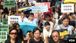 香港记者协会等8个传媒组织在明报工业中心外集会，声援明报员工，要求明报撤回解雇决定，并呼吁各界一同守护守护新闻自由及明报（2016年5月2日，美国之音海彦拍摄）