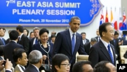 Tổng thống Mỹ Barack Obama đến dự phiên họp của Hội nghị thượng đỉnh Đông Á tại Cung Hòa bình ở Phnom Penh, Campuchia, ngày 20/11/2012.