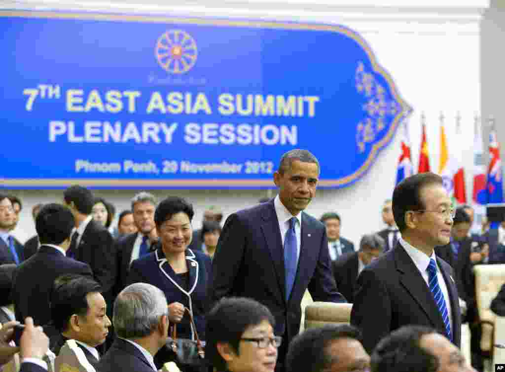 Obama tiba di sesi paripurna Konferensi Asia Timur di Istana Perdamaian, Kamboja (20/11). 