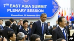 US President Barack Obama arrives for the East Asian Summit Plenary Session at the Peace Palace in Phnom Penh, Cambodia, November 20, 2012. 