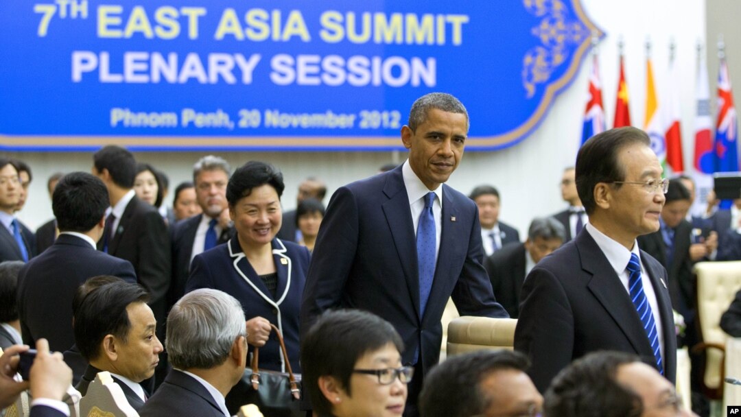 Tổng thống Mỹ Barack Obama đến dự phiên họp của Hội nghị thượng đỉnh Đông Á tại Cung Hòa bình ở Phnom Penh, Campuchia, ngày 20/11/2012.