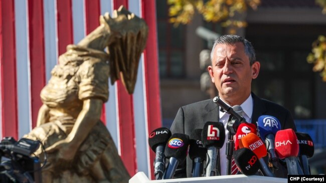 Cumhuriyet Halk Partisi Genel Başkanı Özgür Özel, Ankara Garı katliamının 9’uncu yıldönümünde, katliamın gerçekleştirildiği alana Ankara Büyükşehir Belediyesi tarafından yaptırılan 10 Ekim Anıtı’nın açılışına katıldı.