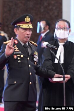 Jenderal Listyo Sigit Prabowo (kiri) sebagai Kapolri baru di Istana Presiden Jakarta, 27 Januari 2021. (Foto: Biro Setpres/AFP)