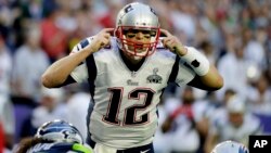 Quarterback New England Patriots, Tom Brady (12) memberi aba-aba kepada rekannya dalam pertandingan Super Bowl melawan Seattle Seahawks, Minggu (1/2) malam.