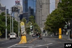 Jalanan di Melbolihat lengang, 13 Februari 2021, setelah pihak berwenang memberlakukan lockdown selama lima hari di seluruh negara bagian tersebut di tengah pandemi COVID-19. (Foto: Saeed KHAN / AFP)