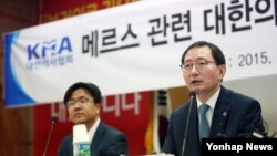 중동호흡기증후군(메르스)의 확산 우려가 커지는 가운데 29일 서울 용산구 대한의사협회에서 열린 '메르스 관련 대한의사협회 국민건강보호위원회 긴급 기자회견'에서 추무진 대한의사협회장이 인사말을 하고 있다.