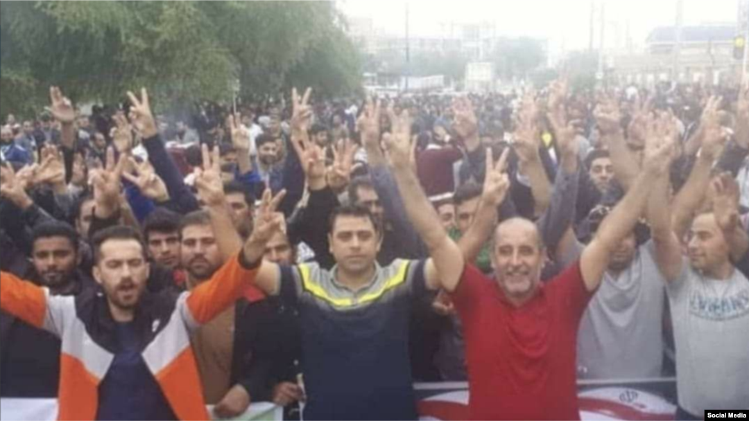 Para pekerja perkebunan tebu yang memulai unjuk rasa di Shush, Iran, 5 November 2018. Dua pemimpin unjuk rasa yang ditahan karena dugaan pelanggaran keamanan adalah Moslem Armand (kiri) dan Ismail Bakhshi (kedua dari kiri).
