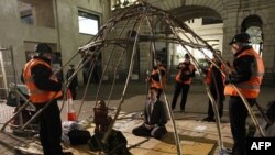 2012年2月14号,在欢迎仪式上,美国国防部长帕内塔(右)陪伴到访的中国国家副主席习近平走下五角大楼台阶。