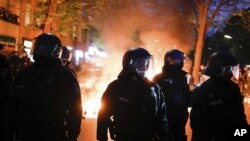 Policija tokom protesta povodom praznika Dana rada u Berlinu, 1. maj 2021. godinea (Foto: AP/Markus Schreiber)