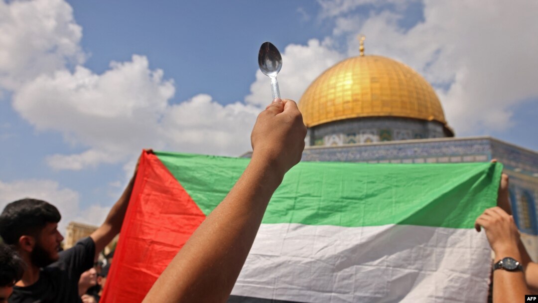 فلسطینی چمچے اٹھا کر اسرائیل کے خلاف احتجاج کر رہے ہیں۔