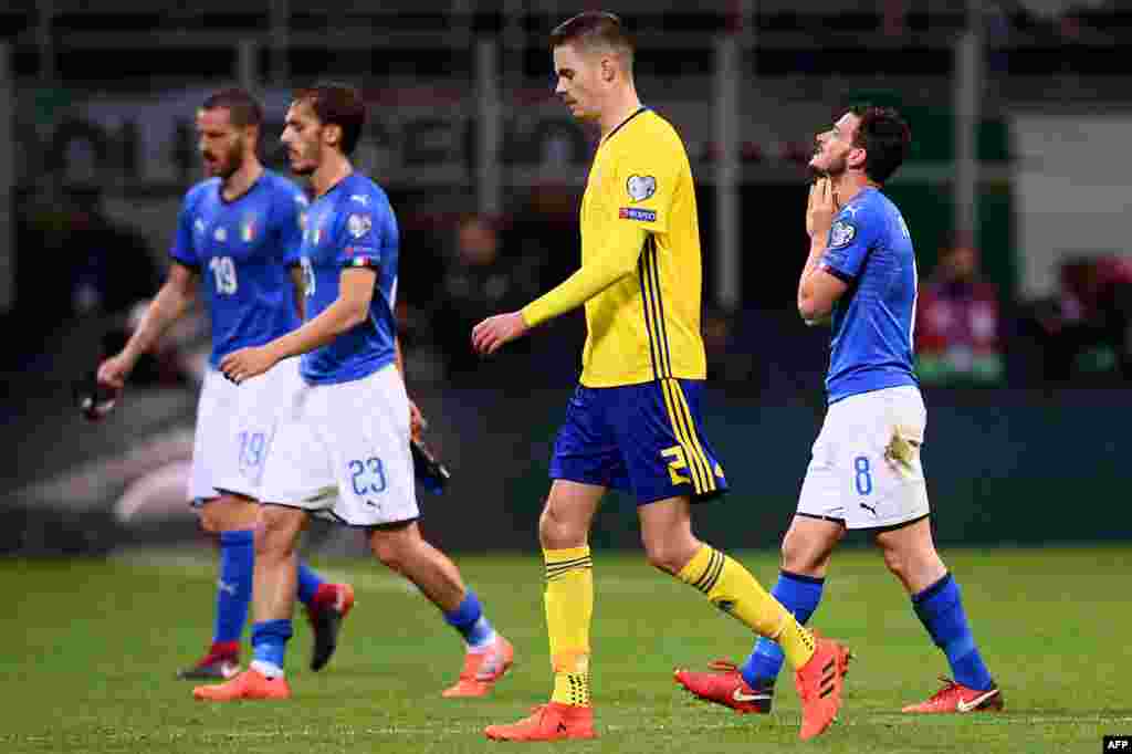 El centrocampista italiano Alessandro Florenzi reacciona al partido clasificatorio para la Copa Mundial de la FIFA 2018 entre Italia y Suecia el 13 de noviembre de 2017 en el estadio San Siro de Milán.