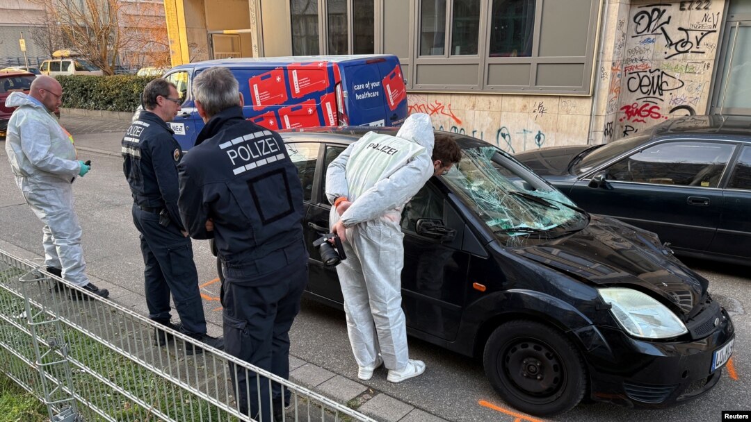 Forenzički eksperti pored automobila koji je uletio među pješake u Manhajmu, u Njemačkoj (Foto: REUTERS/Timm Reichert)