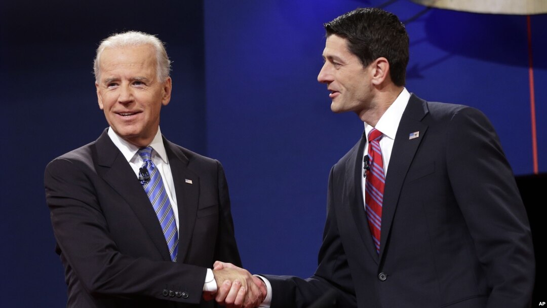 Wapres Joe Biden (kiri) dan Cawapres partai Republik Paul Ryan sebelum debat hari Kamis malam (11/10). Baik partai Demokrat maupun Republik saling mengklaim kemenangan dalam debat Cawapres ini. 