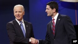 Wapres Joe Biden (kiri) dan Cawapres partai Republik Paul Ryan sebelum debat hari Kamis malam (11/10). Baik partai Demokrat maupun Republik saling mengklaim kemenangan dalam debat Cawapres ini. 