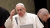 Le pape demande aux jeunes d'arrêter de parler à table avec leur portable