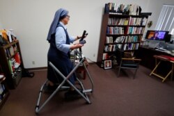 Ilustrasi. Suster Rose Pacatte, seorang biarawati Katolik yang berolahraga di kantornya, 24 Mei 2018 di Culver City, California. (Foto: REUTERS/Mike Blake)