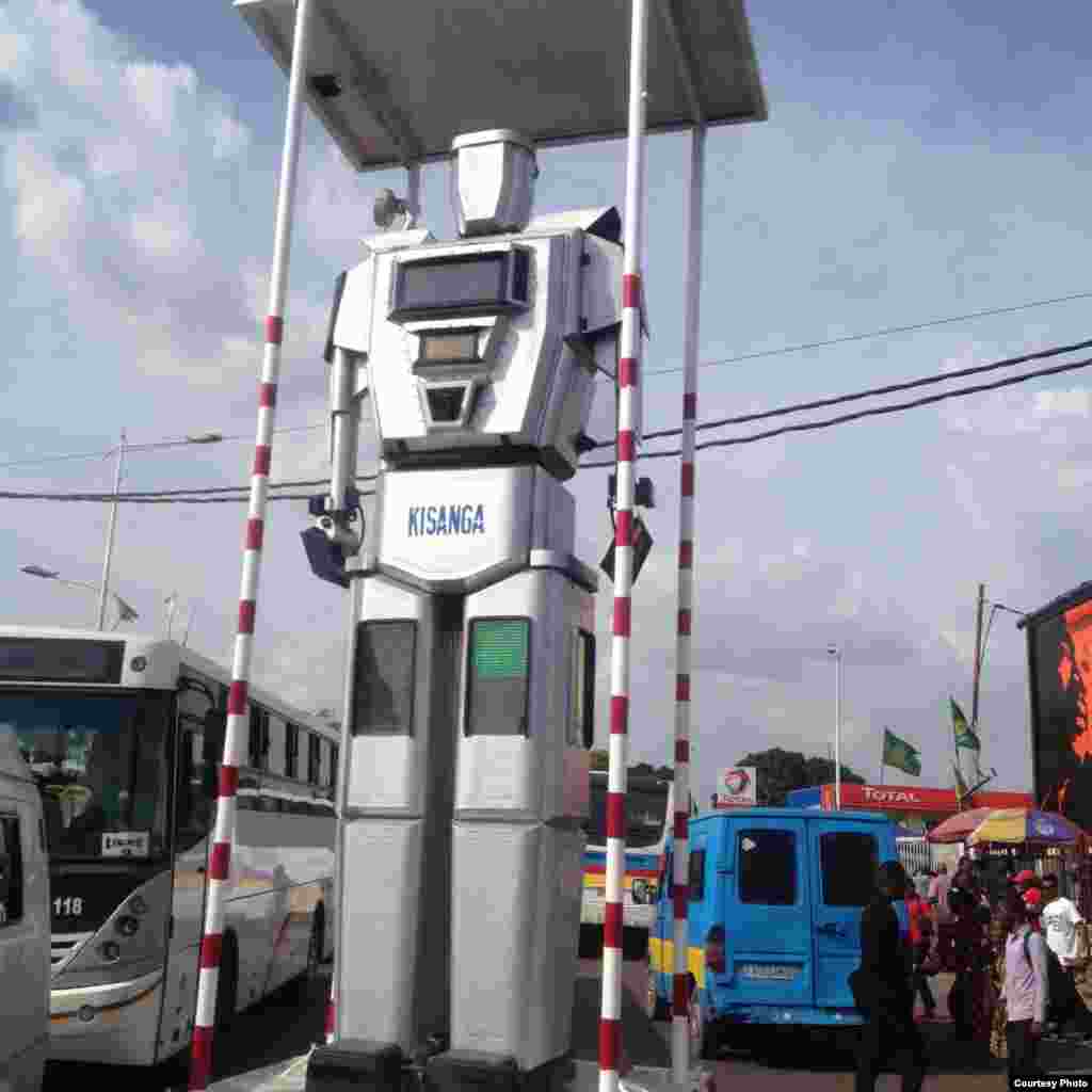 Des robots régulent la circulation routière à Kinshasa