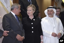 La secrétaire d'Etat Hillary Clinton, le chef de la diplomatie jordanienne, Nasser Judeh (à gauche) et leur homologue des Emirats arabes unis, Anwar Gargash, lors de la réunion du Groupe de contact international sur la Libye à Abu Dhabi