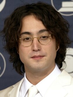Sean Lennon, putra mendiang anggota Beatles John Lennon, di belakang panggung pada Grammy Awards tahunan ke-46 di Los Angeles 8 Februari 2004. (Foto: Reuters)