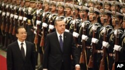 Perdana Menteri Tiongkok Wen Jiabao (kiri) dan PM Turki Recep Tayyip Erdogan dalam sambutan resmi kenegaraan di Beijing (9/4).