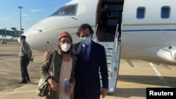 El gobernador de Nuevo México, Bill Richardson, posa para una foto con el periodista estadounidense Danny Fenster luego de su liberación de la prisión en Myanmar, en esta imagen sin fecha subida a Twitter el 15 de noviembre de 2021 y obtenida por Reuters.