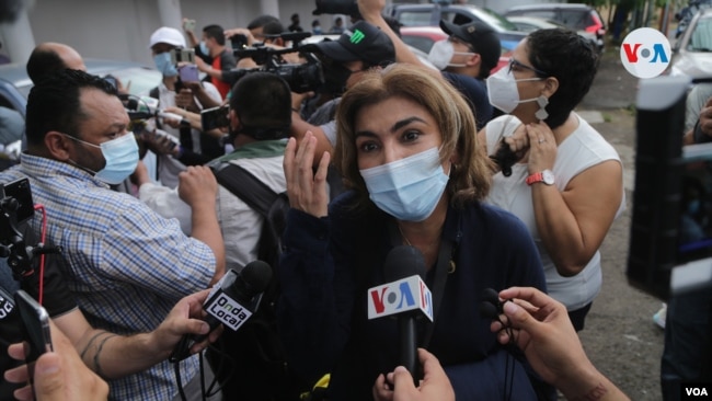 Decenas de periodistas fueron citados por la Fiscalía de Nicaragua en 2021. En la foto la corresponsal de Univisión María Lilly Delgado al salir de una audiencia. Foto VOA.