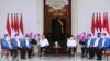Presiden Jokowi didamping Wapres Ma’ruf Amin di Istana Negara, Jakarta, Selasa (22/12) memperkenalkan enam Menteri baru di Kabinet Indonesia Maju (Biro Setpres).