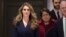 Hope Hicks, captada a su llegada al Capitolio el martes 27, cuando se presentó a testificar ante una Comisión de la Cámara de Representantes.