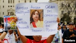 Manifestantes piden la renuncia de la presidenta de Perú, Dina Boluarte, durane una manifestación en Lima el 13 de diciembre de 2022.