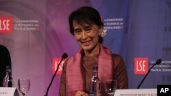 Burmanska opoziciona liderka Aung San Su Ći učestvuje na okruglom stolu u Londonu