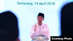 Presiden Joko Widodo memberikan sambutan pada Silaturahmi Penyuluh Agama se-Jawa Tengah di Semarang, Jawa Tengah, 14 April 2018. (Foto: Biro Pers Istana).