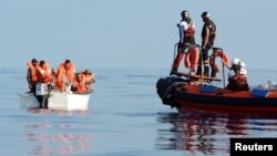 지난달 12일 리비아 해안에서 유리섬유 보트를 타고 지중해를 건너려던 이주민들이 구조되고 있다.