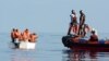 Des migrants à bord d’un bateau en Mer Méditerranée, au large des côtes libyennes, le 12 août 2018.