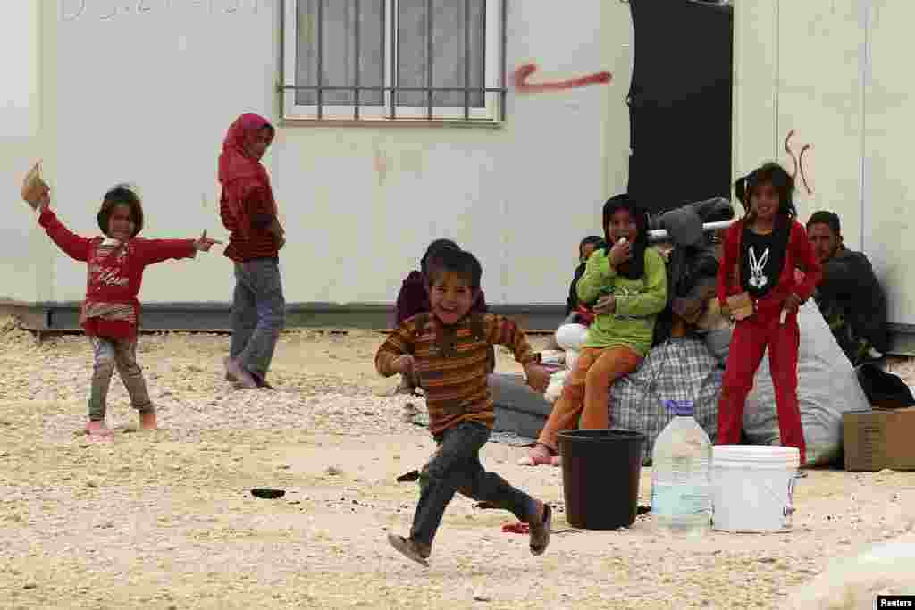 شام کے عارضی کیمپوں کے علاوہ پڑوسی ممالک میں پناہ گزین کیمپوں میں بچوں کی تعداد 12 لاکھ ہے۔