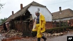 پـیاوێـک له‌ گوندی کۆلۆنتاری هه‌نگاریا به‌ لای ماڵێـکدا تێپه‌ڕ ده‌بێت که‌ به‌هۆی ڕژانی قوڕ و لیته‌ی ژه‌هراوی عه‌مباره‌ تێـکشـکاوه‌که‌ زیانی پـێـگه‌یشتووه‌، چوارشه‌ممه‌ 6 ی ده‌ی