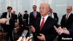 Tổng giám đốc Cơ quan Nguyên tử Năng Quốc tế Yukiya Amano nói chuyện với các nhà báo khi ông đến phi trường ở Vienna, 18/8/14