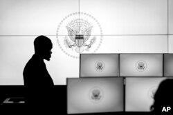 Beyaz Saray Durum Odası. Beyaz Saray'ın paylaştığı bu karede 7-24 operasyon merkezinin izleme katında bir kişi görülüyor, 16 Ağustos 2023.