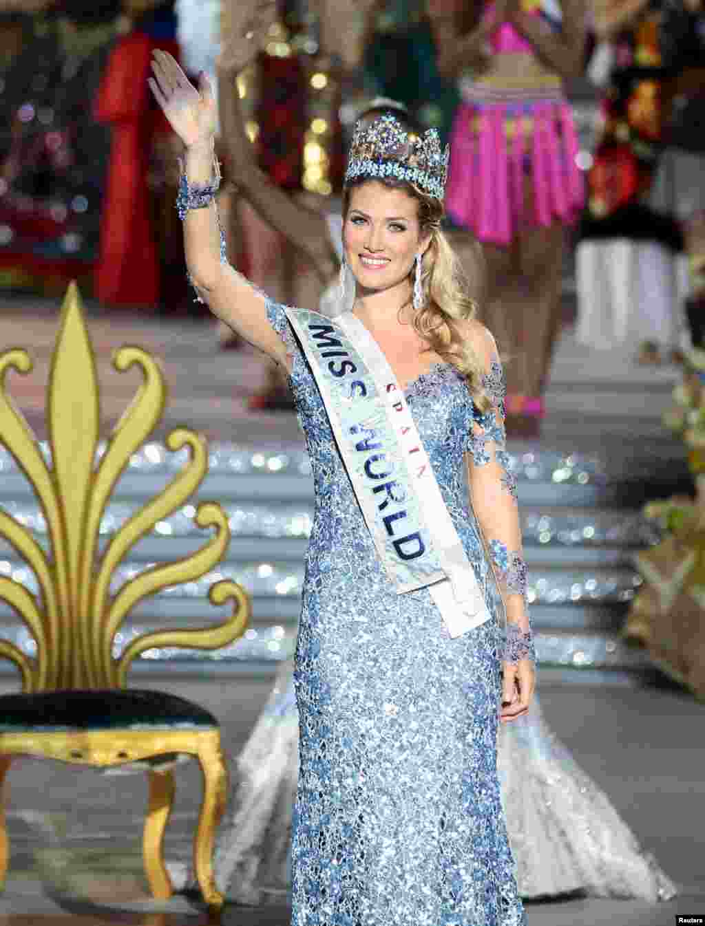 Miss Spain Mireia Lalaguna Royo waves after being crowned Miss World 2015 in Sanya, Hainan, province, China, Dec. 19, 2015.