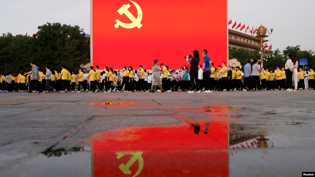 北京天安门广场树立中共党旗庆祝中共建党100周年。（2021年7月1日）(photo:VOA)