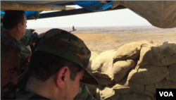 Soldiers stay vigilant, watching for advances by the Islamic State group, at the Kurdistan frontline, a 45-minute drive east of the Islamic State group stronghold of Mosul, northern Iraq. (S. Behn/VOA)