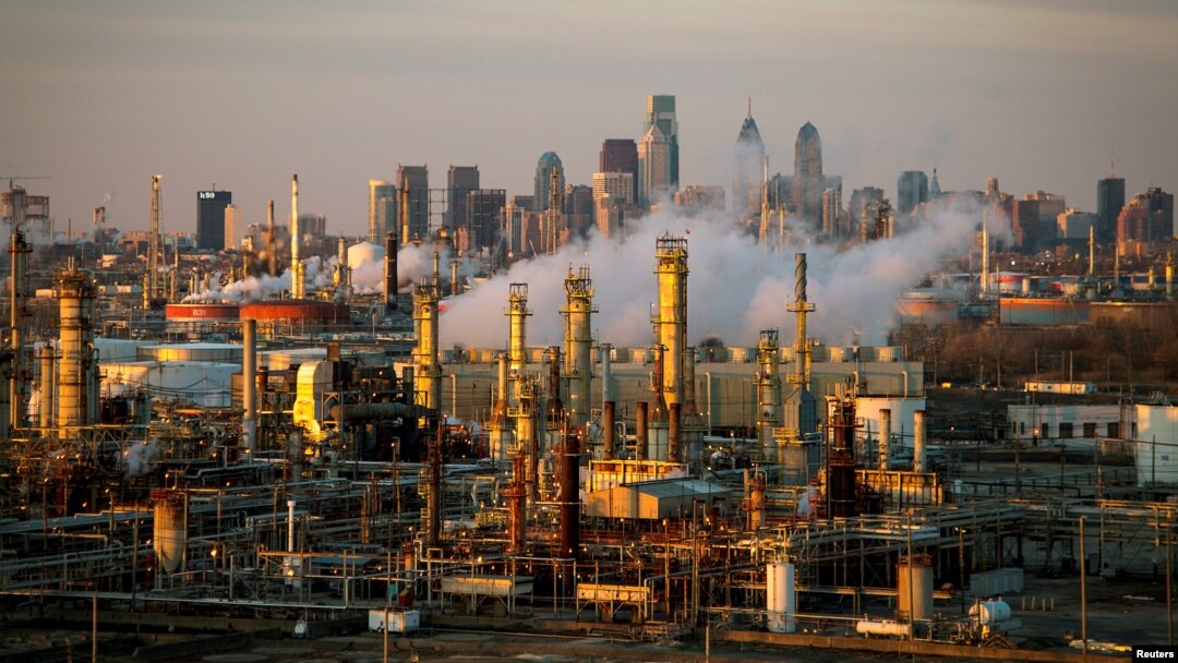 Kilang minyak Philadelphia Energy Solutions terlihat saat matahari terbenam di depan cakrawala Philadelphia di Pennsylvania, 24 Maret 2014, sebagai ilustrasi. (Foto: REUTERS/David M. Parrott)