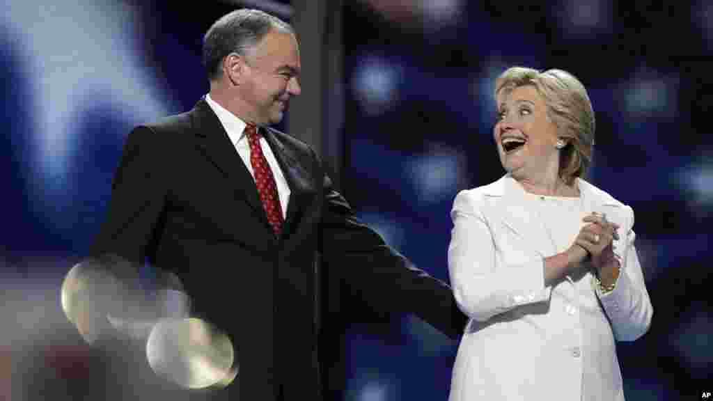 Tim Kaine et Hillary Clinton, le duo démocrate pour l&#39;élection présidentielle du 8 novembre, lors de la dernière journée de la convention nationale démocrate à Philadelphie, le jeudi 28 juillet 2016.